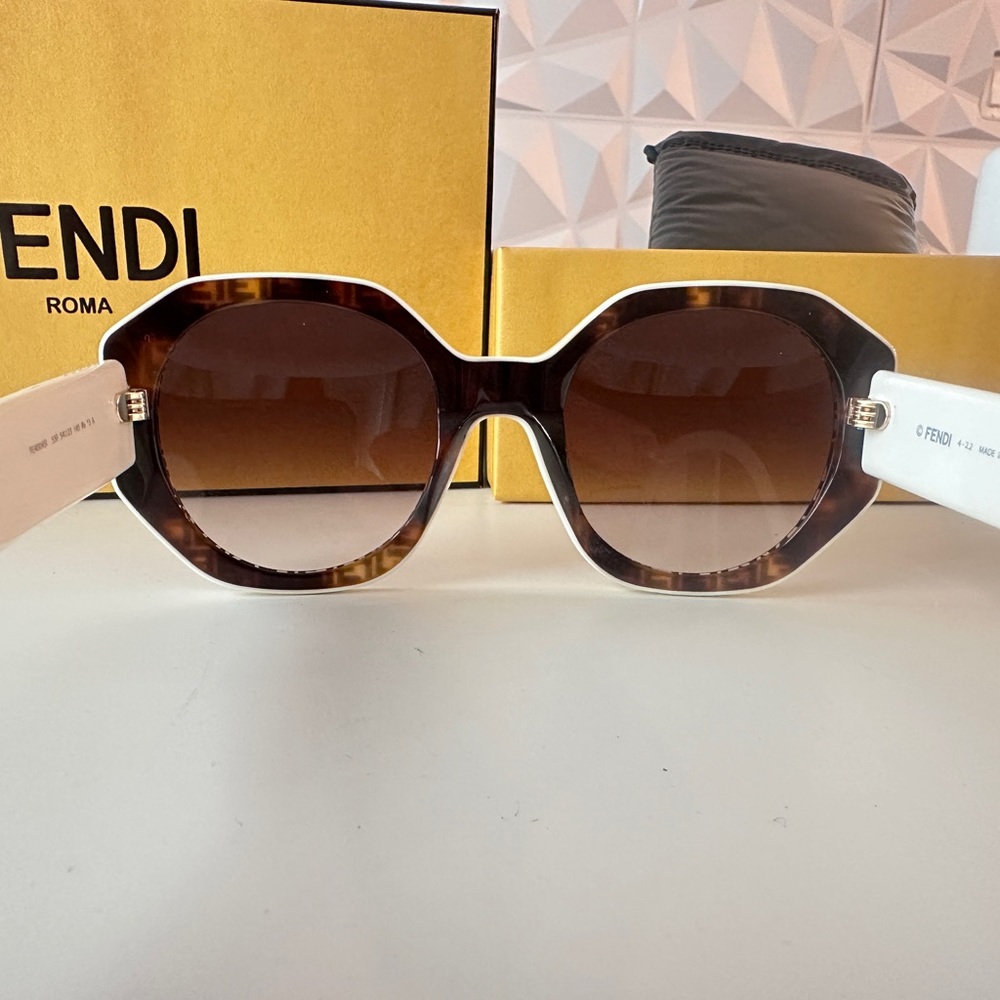 ❌SOLD❌ Auth Fendi white frame Fendi logo sunglasses - Picture 6 of 8